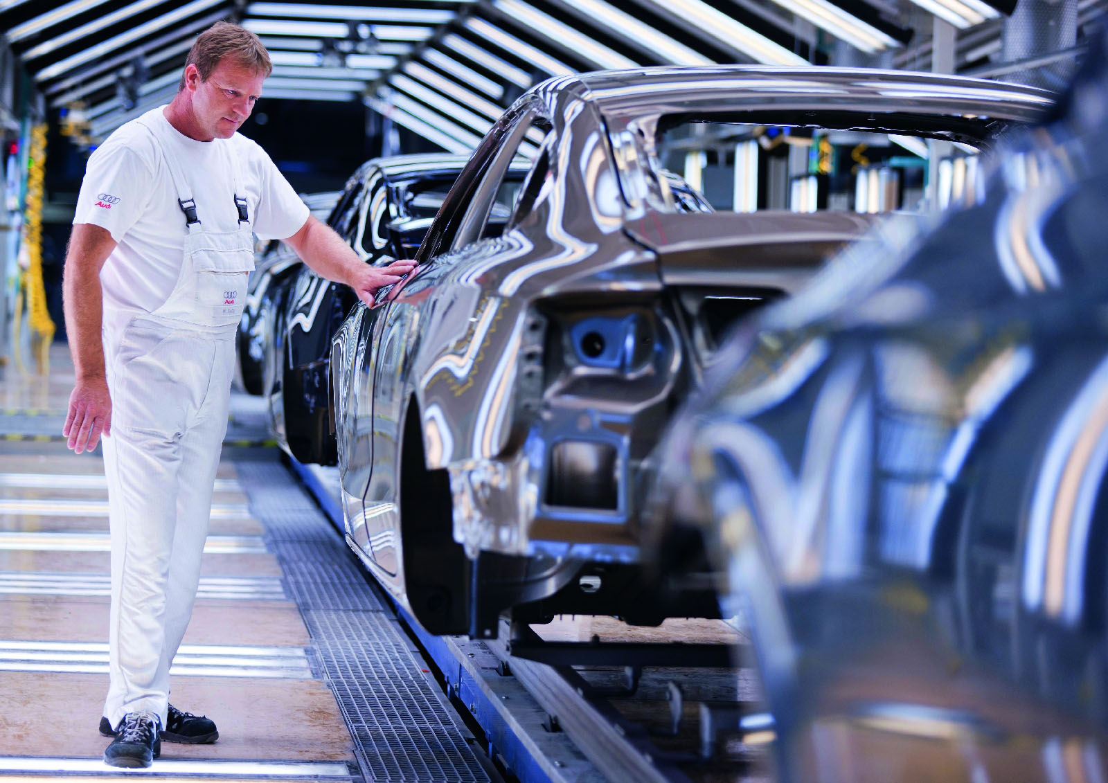 Audi Produktion Ingolstadt ? Lackiererei /Jede Lackierung muss bei der Qualitaetspruefung den kritischen Augen der Mitarbeiter im Finishbereich Stand halten.