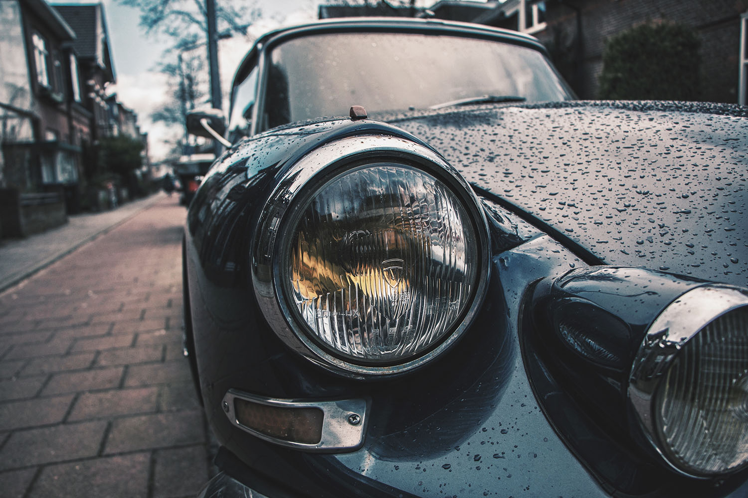 Un coche colorido con un efecto de pintura negra y amarilla