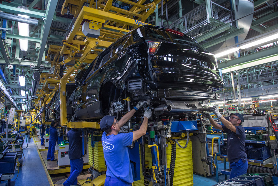 La pintura negra en el coche: ventajas e inconvenientes - QUADIS Recambios