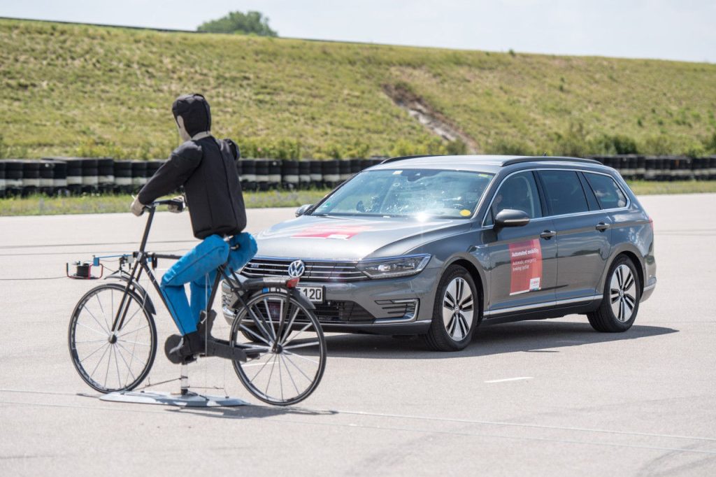 Asistente de frenado autónomo con detección de peatones y ciclistas: así funciona