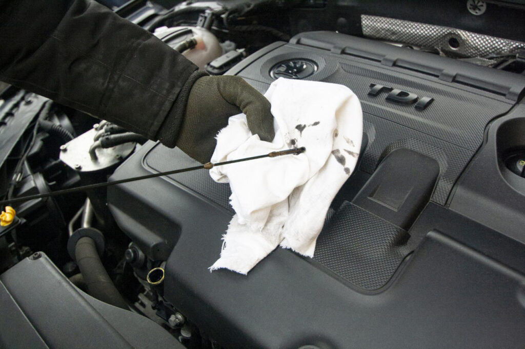 Cuándo cambiar el aceite del motor de un coche