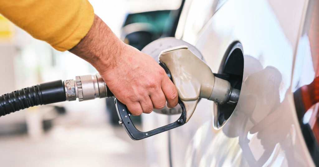 Consejos de conducción y mantenimiento para ahorrar combustible (y dinero)