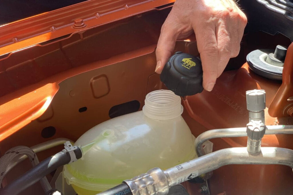 Cuáles son los peligros de utilizar agua en lugar de líquido refrigerante en el motor de un coche