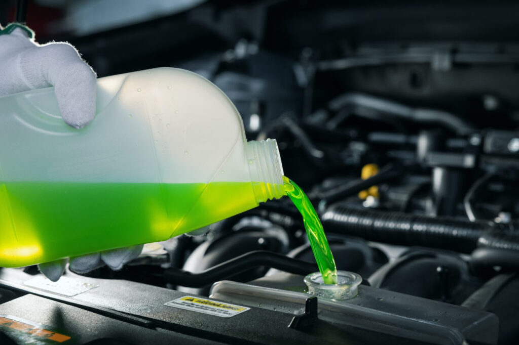 Cuáles son los peligros de utilizar agua en lugar de líquido refrigerante en el motor de un coche