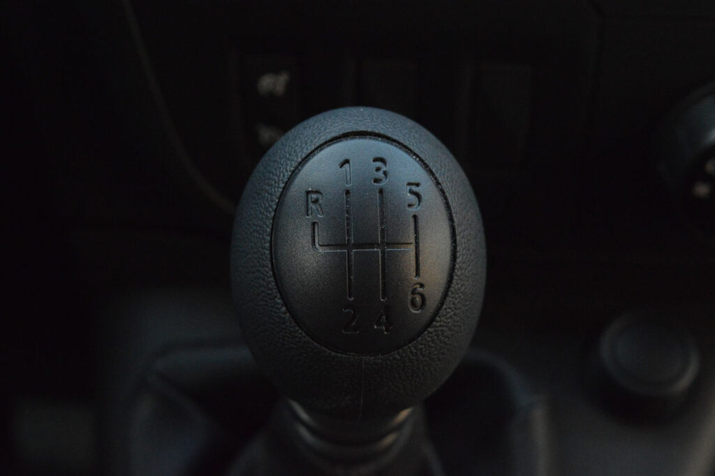 Cómo usar el cambio manual en un coche para evitar las averías y reducir el consumo