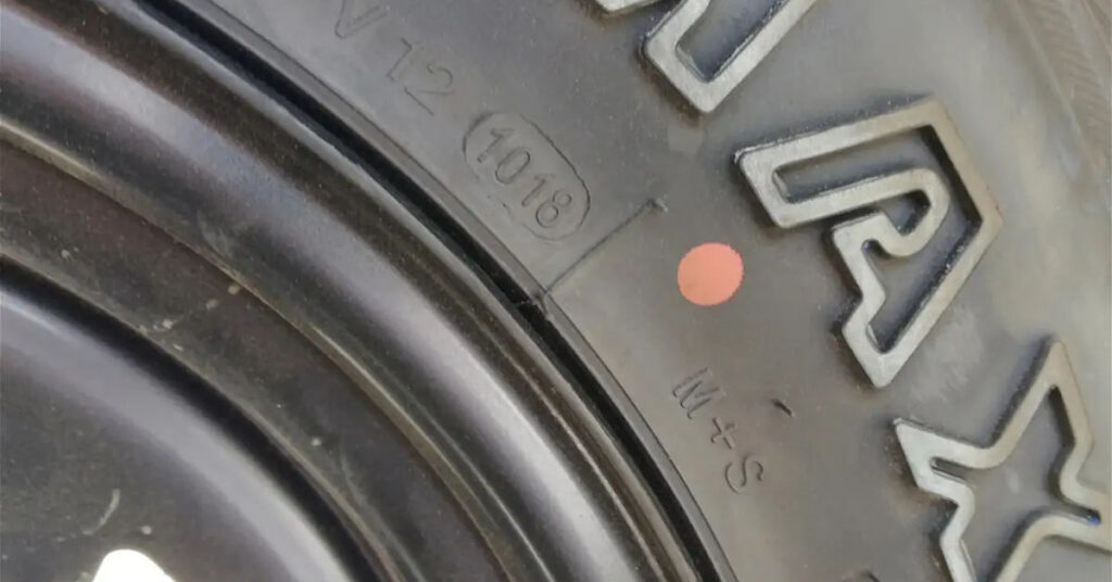 ¿Qué significa el punto rojo en el flanco de los neumáticos?
